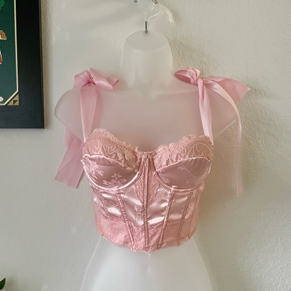 👙$5 Clear Out Sale👛 
Elegant Pink Lace Bustier Top